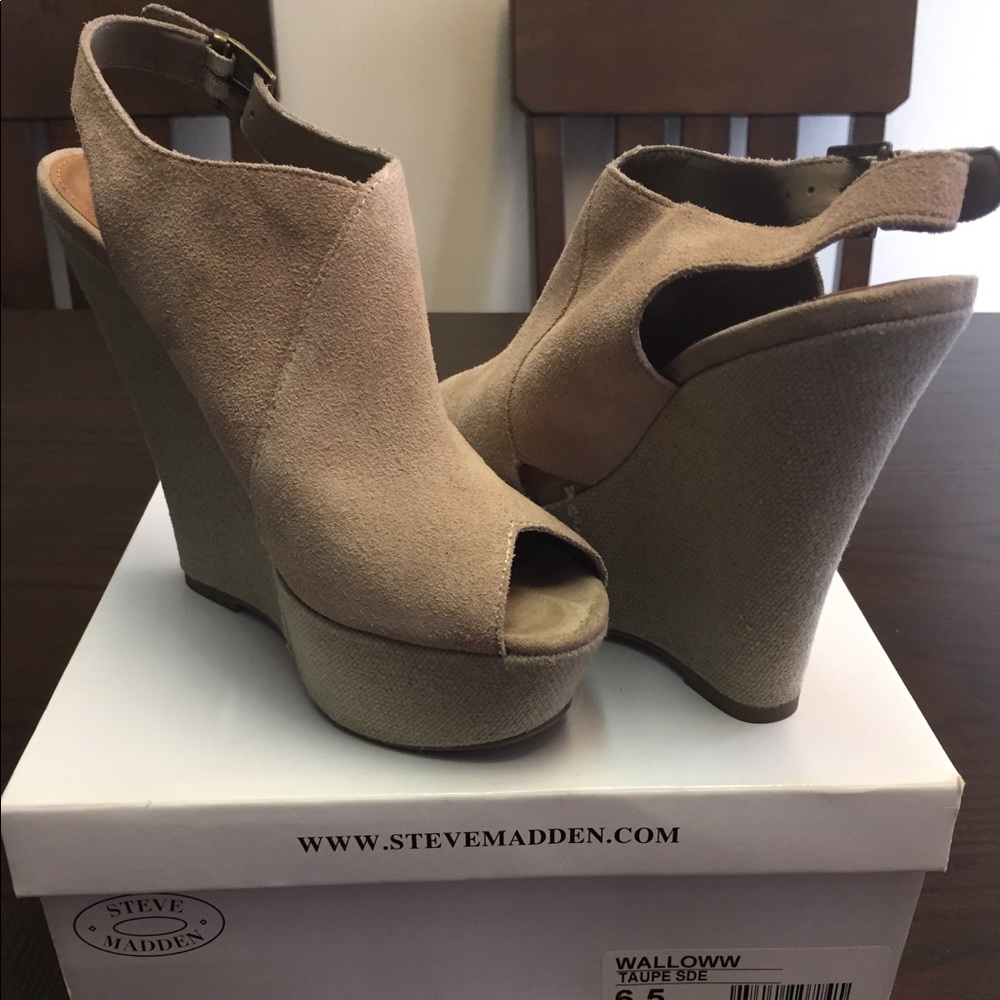 Steve Madden Walloww Taupe suede Wedge size 6.5